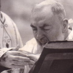 I Profumi di Padre Pio gli odori della Sua Santità. Preghiera per una grazia e video
