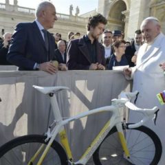 Parte l’asta per gli ospedali. E il Papa dona la bici bianco-gialla di Sagan
