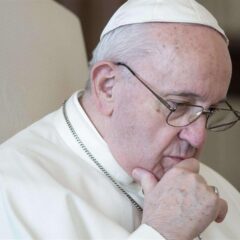 Papa Francesco a dieta per curare la sciatalgia