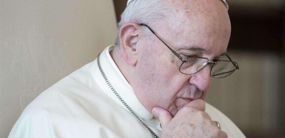 Papa Francesco a dieta per curare la sciatalgia