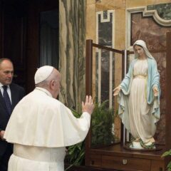 Papa Francesco;  Beata Vergine della Medaglia Miracolosa da Parigi in Italia per dare speranza. Preghiamo insieme