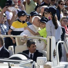 Papa Francesco: donne coraggiose, nonne fonte di saggezza