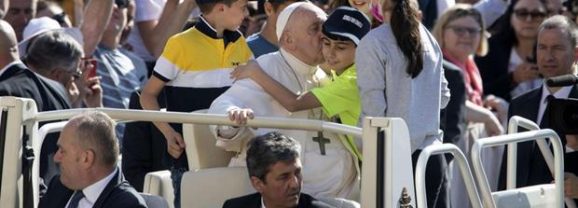 Papa Francesco: donne coraggiose, nonne fonte di saggezza