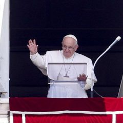 Papa Francesco: folle guerra, preghiamo senza stancarci per la pace