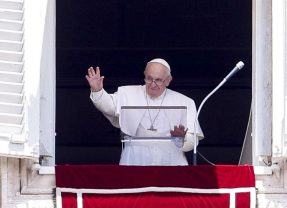 Papa Francesco: folle guerra, preghiamo senza stancarci per la pace