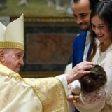 Papa Francesco battezza 13 bambini: insegnate loro a pregare