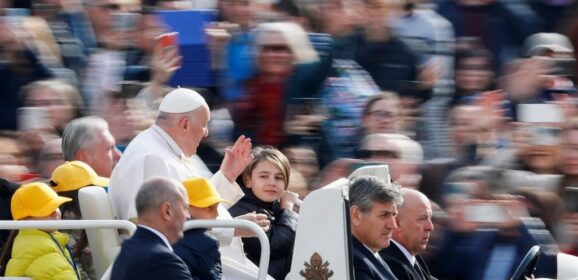 Papa Francesco: la Chiesa che non si rinnova è un pezzo da museo