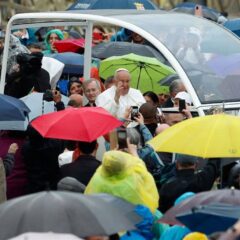 Papa Francesco. L’abbraccio con il Patriarca copto ortodosso Tawadros II
