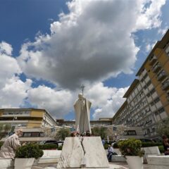 Papa Francesco al Gemelli: sarà operato oggi all’addome