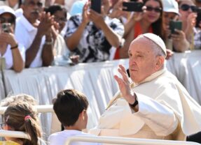 Papa Francesco: «Non c’è santità senza cura per i poveri. Troppi soldi per le armi»