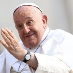 Papa: il cristiano si sporchi le mani nelle grandi questioni sociali