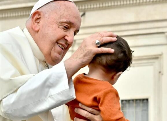 Papa Francesco: «Vogliamo la pace, preghiamo ogni giorno»